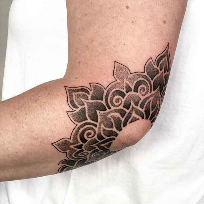 dotwork gomito tattoo