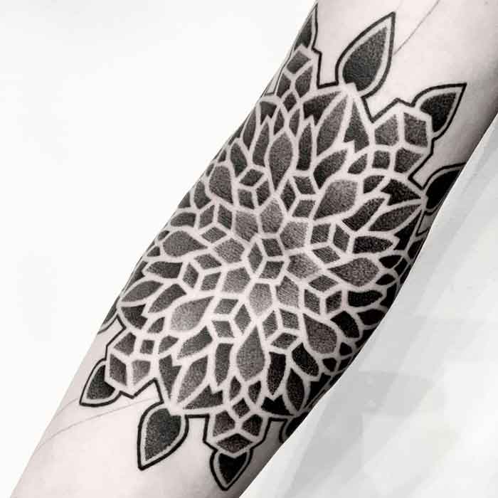 dotwork tattoo braccio