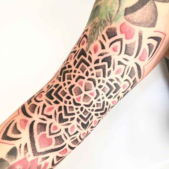 tatuaggio geometrico mandala