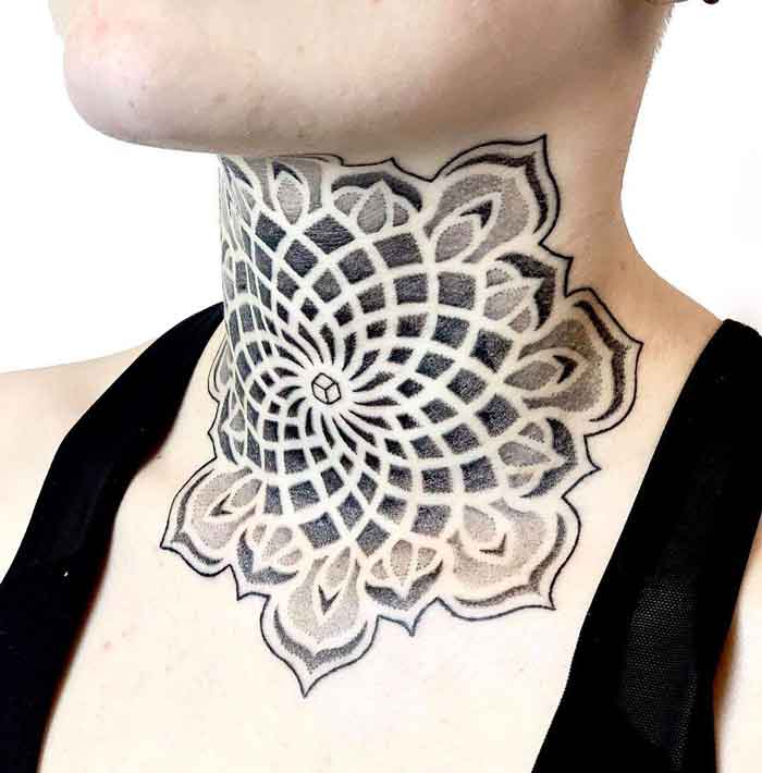 tatuaggio mandala collo