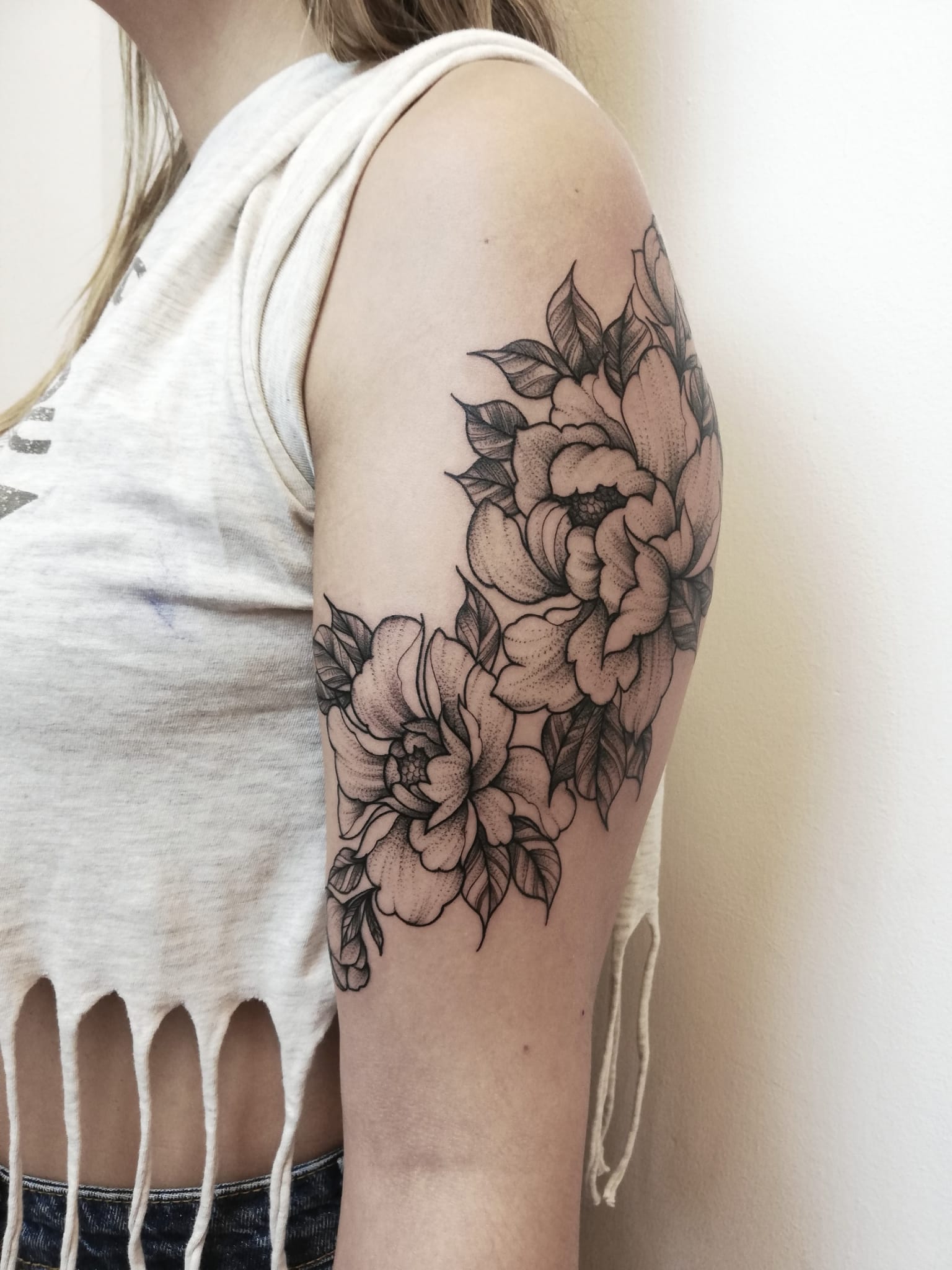 peonie tattoo braccio donna