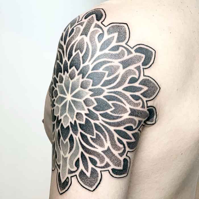 spalla mandala tattoo dotwork