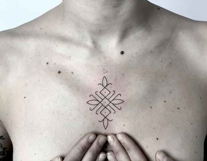 tattoo fineline geometrico donna petto