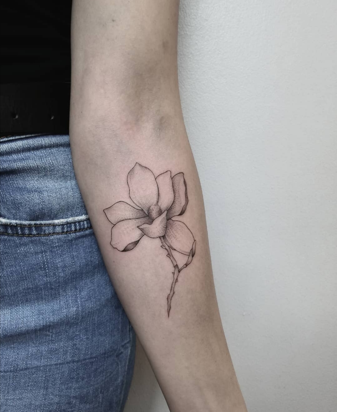 tatuaggio fiore blackwork