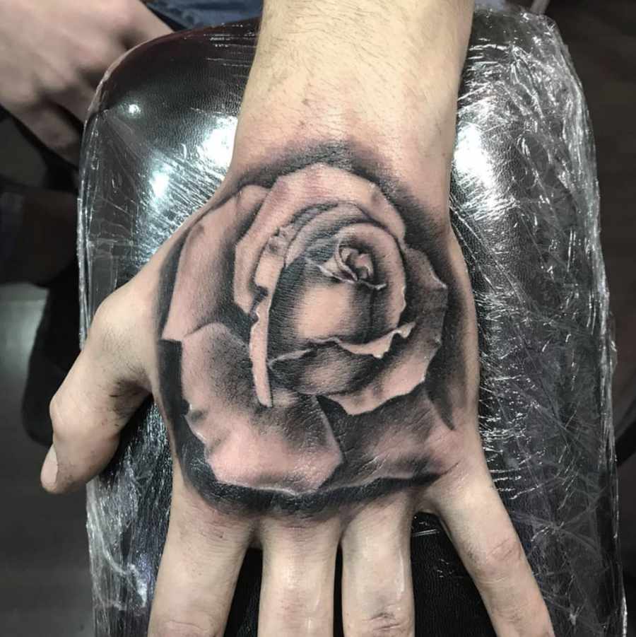 tatuaggio realistico rosa mano